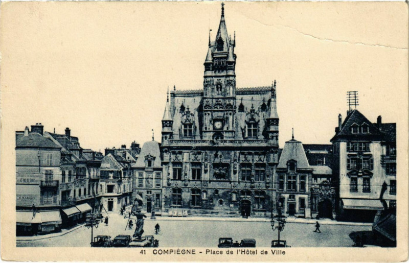 Carte postale ancienne Compiegne - Place de l'Hotel de Ville à Compiègne
