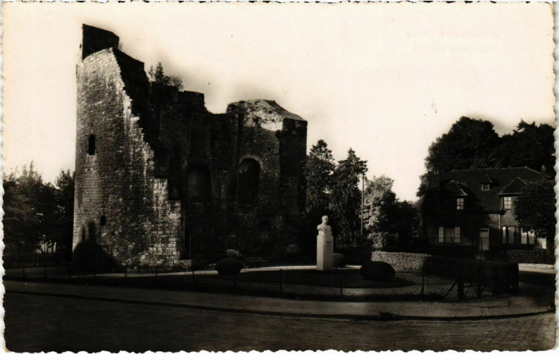 Carte postale ancienne Compiegne - Tour Jeanne-d'Arc à Compiègne