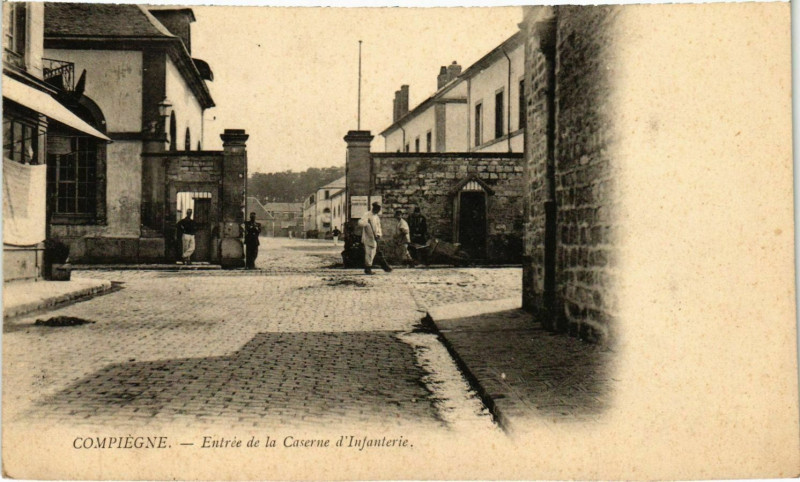 Carte postale ancienne Compiegne - Entree de la Caserne d'Infanterie à Compiègne