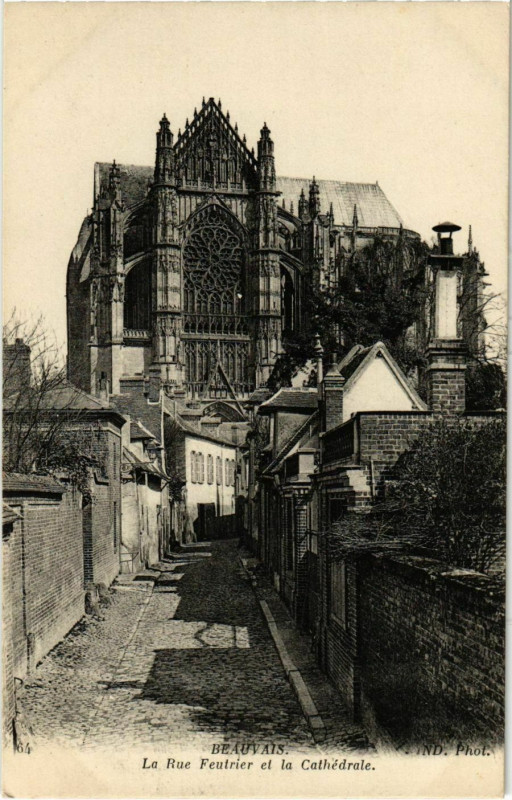 Carte postale ancienne Beauvais - La Rue Feutrier et la Cathedrale à Beauvais