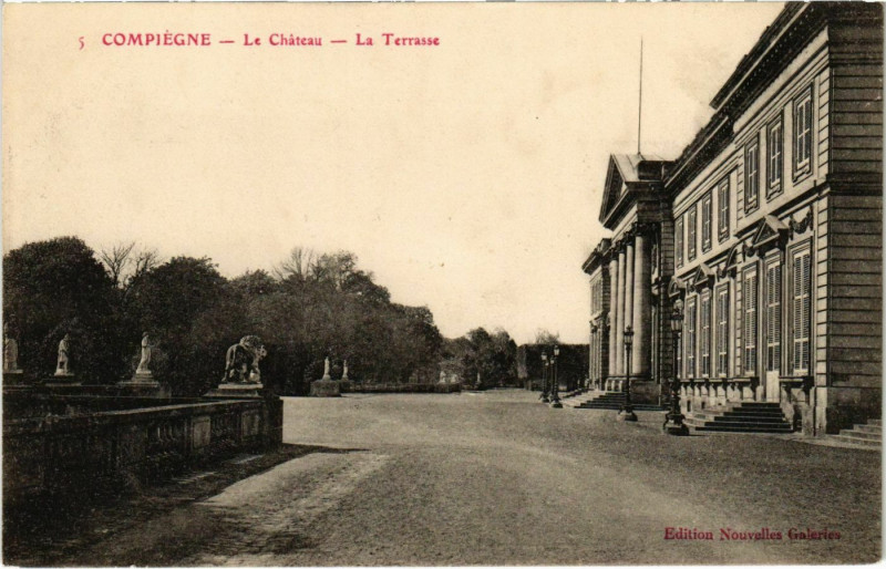 Carte postale ancienne Compiegne - Le Chateau - La Terrasse à Compiègne