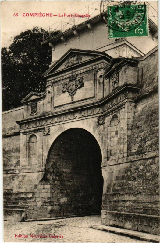 Carte postale ancienne Compiegne - La Porte Chapelle à Compiègne