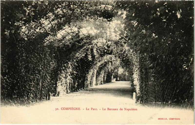 Carte postale ancienne Compiegne - Le Parc - Le Berceau de Napoleon à Compiègne