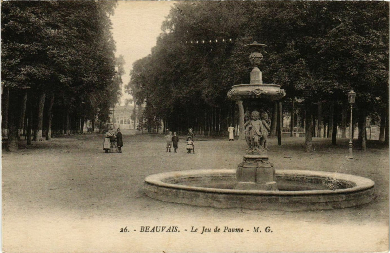 Carte postale ancienne Beauvais - Le Jeu de Paume à Beauvais