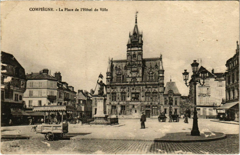 Carte postale ancienne Compiegne - La Place de l'Hotel de Ville à Compiègne