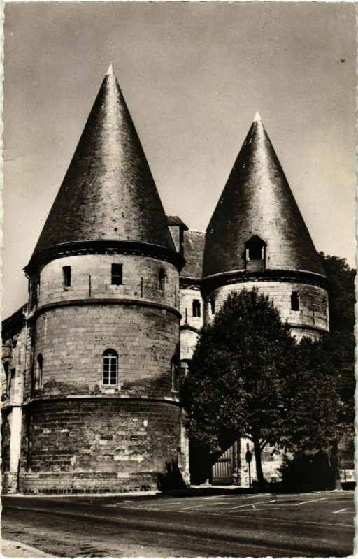 Carte postale ancienne Beauvais - Entree du Palais de Justice à Beauvais