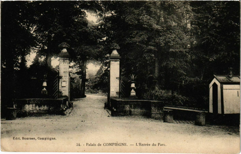 Carte postale ancienne Compiegne - Palais de Compiegne - L'Entree du Parc à Compiègne