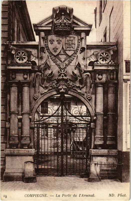 Carte postale ancienne Compiegne - La Porte de l'Arsenal à Compiègne