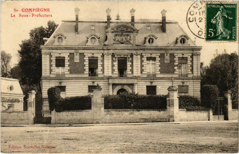 Carte postale ancienne Compiegne - Le Sous-Prefecture à Compiègne