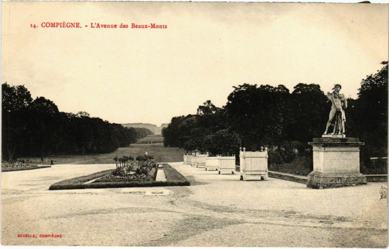 Carte postale ancienne Compiegne - L'Avenue des Beaux-Monts à Compiègne