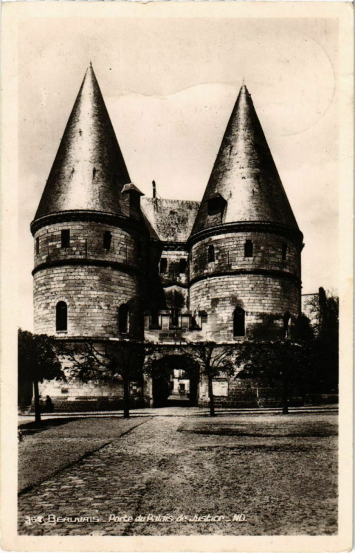 Carte postale ancienne Beauvais - Porte du Palais de Justice à Beauvais
