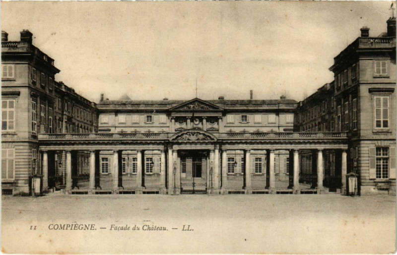 Carte postale ancienne Compiegne - Facade du Chateau à Compiègne