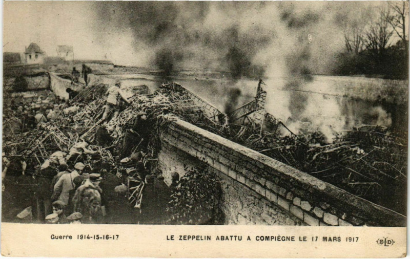 Carte postale ancienne Compiegne - Le Zeppelin Abattu a Compiegne - 1917 à Compiègne