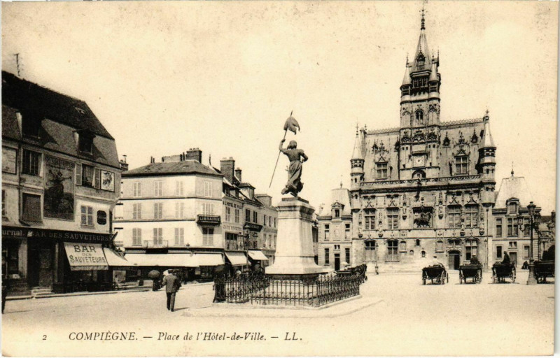 Carte postale ancienne Compiegne - Place de l'Hotel-de-Ville à Compiègne