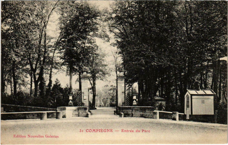 Carte postale ancienne Compiegne - Entree du Parc à Compiègne
