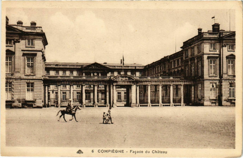 Carte postale ancienne Compiegne - Facade du Chateau à Compiègne