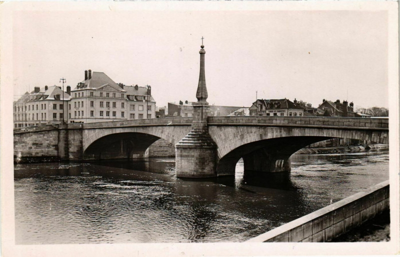 Carte postale ancienne Compiegne - Le Pont sur l'Oise à Compiègne