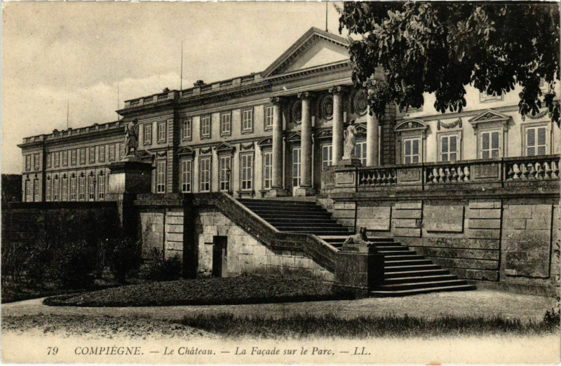 Carte postale ancienne Compiegne - Le Chateau - La Facade sur le Parc à Compiègne