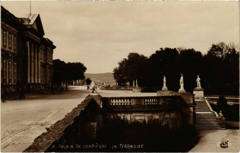 Carte postale ancienne Compiegne - Palais de Compiegne - La Terrasse à Compiègne