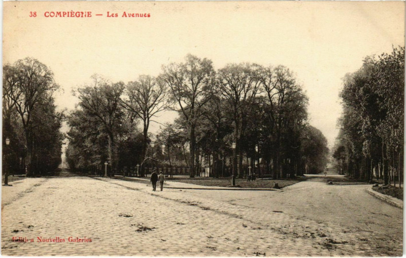 Carte postale ancienne Compiegne - Les Avenues à Compiègne