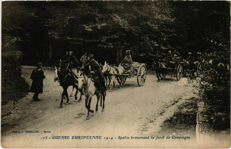 Carte postale ancienne Spahis traversant la foret de Compiegne France à Compiègne