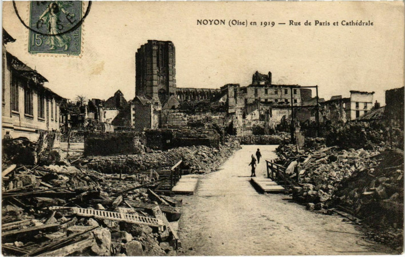 Carte postale ancienne Noyon- Rue de Paris et Cathedrale France à Noyon