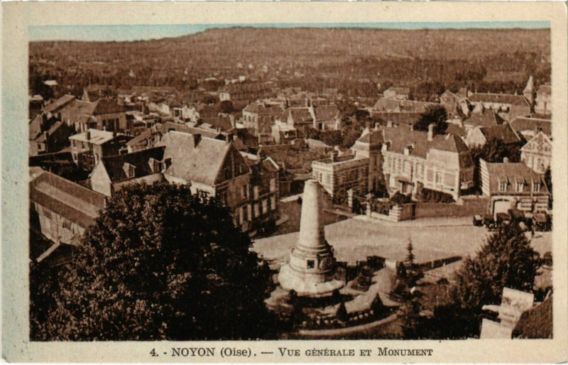 Carte postale ancienne Noyon- vue generale et monument France à Noyon