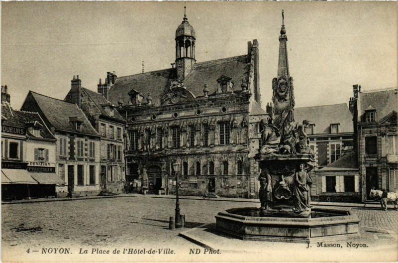 Carte postale ancienne Noyon- La Place de l'Hotel de Ville France à Noyon