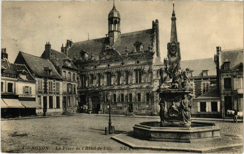 Carte postale ancienne Noyon- La Place de l'Hotel de Ville France à Noyon