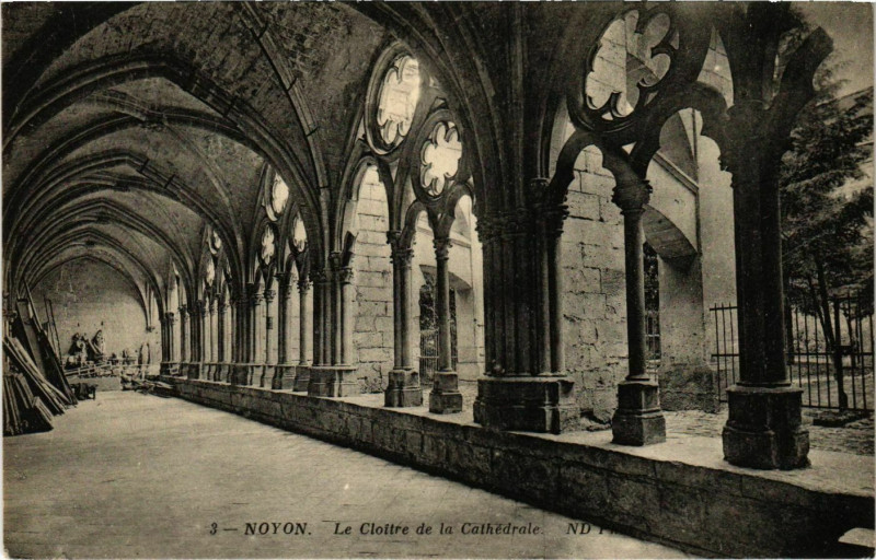 Carte postale ancienne Noyon- Le Cloitre de la Cathedrale France à Noyon