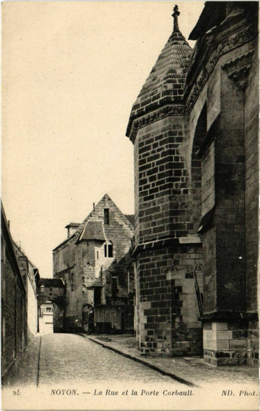 Carte postale ancienne Noyon- La Rue et la Porte Corbault France à Noyon