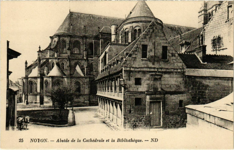 Carte postale ancienne Noyon- Abside de la Cathedrale et la Bibiotheque France à Noyon