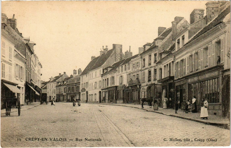 Carte postale ancienne Crepy en Valois- Rue Nationale France à Crépy-en-Valois