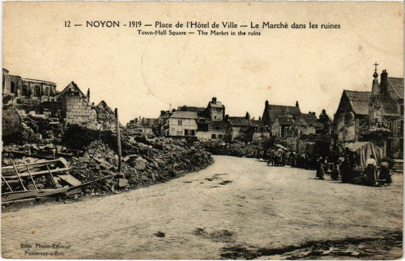 Carte postale ancienne Noyon- Place de l'Hotel de Ville,le Marche dans les ruines France à Noyon
