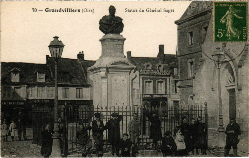 Carte postale ancienne Grandvilliers- Statue du General Saget France à Grandvilliers
