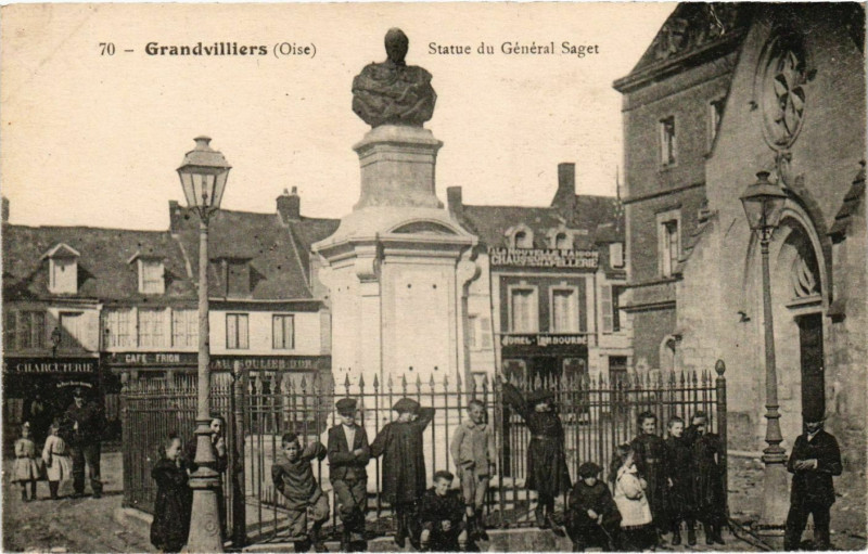 Carte postale ancienne Grandvilliers- Statue du General Saget France à Grandvilliers