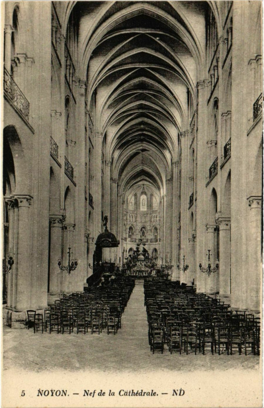 Carte postale ancienne Noyon- Nef de la Cathedrale France à Noyon