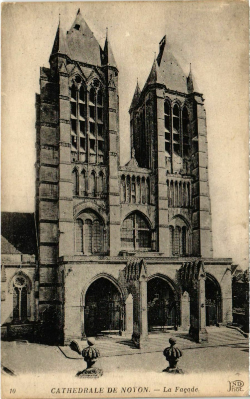 Carte postale ancienne Noyon- La Cathedrale , La facade France à Noyon