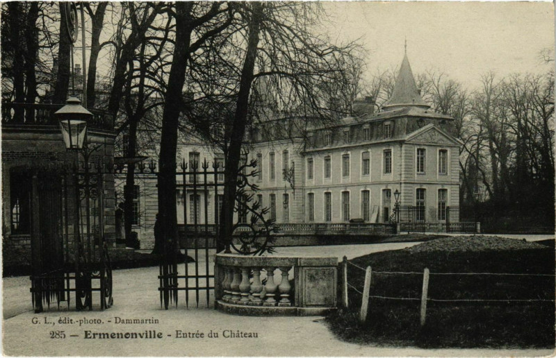 Carte postale ancienne Ermenonville- Entree du Chateau France à Ermenonville