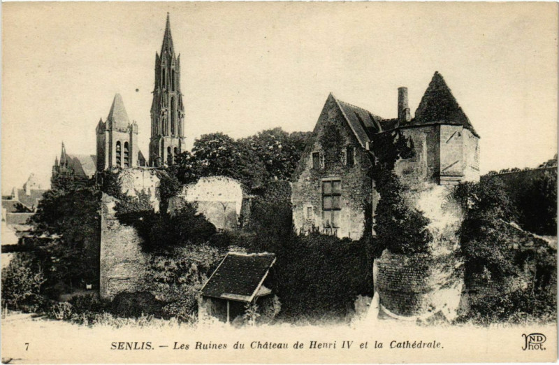 Carte postale ancienne Senlis- Les Ruines du Chateau de Henri IV& la Cathedrale France à Senlis
