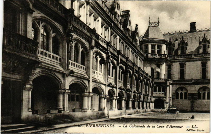 Carte postale ancienne Pierrefonds- La Colonnade de la Cour d'Honneur France à Pierrefonds