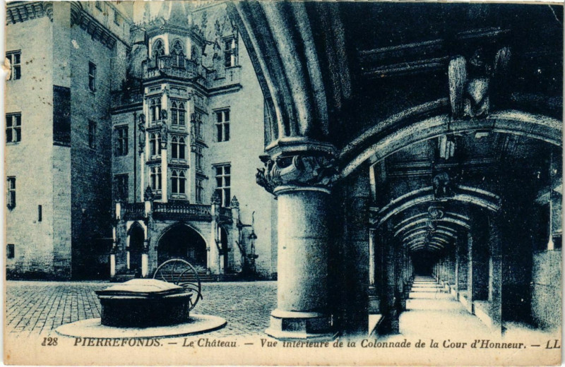 Carte postale ancienne Pierrefonds- Le Chateau, vue interieure de la Colonnade France à Pierrefonds