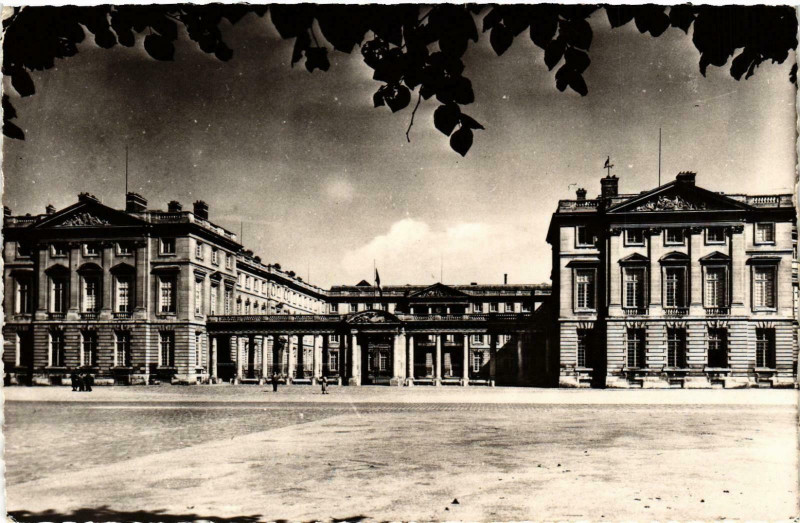 Carte postale ancienne Compiegne- Le Palais France à Compiègne