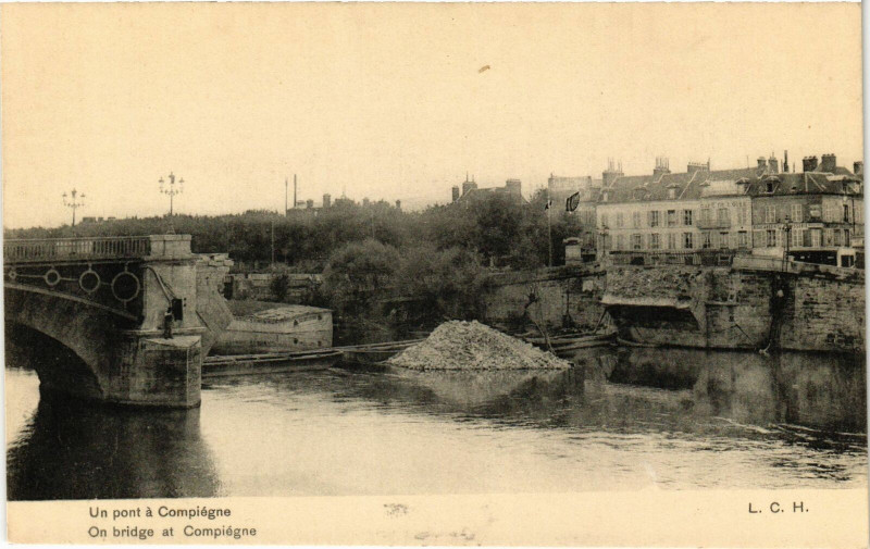 Carte postale ancienne Compiegne- Un Pont France à Compiègne