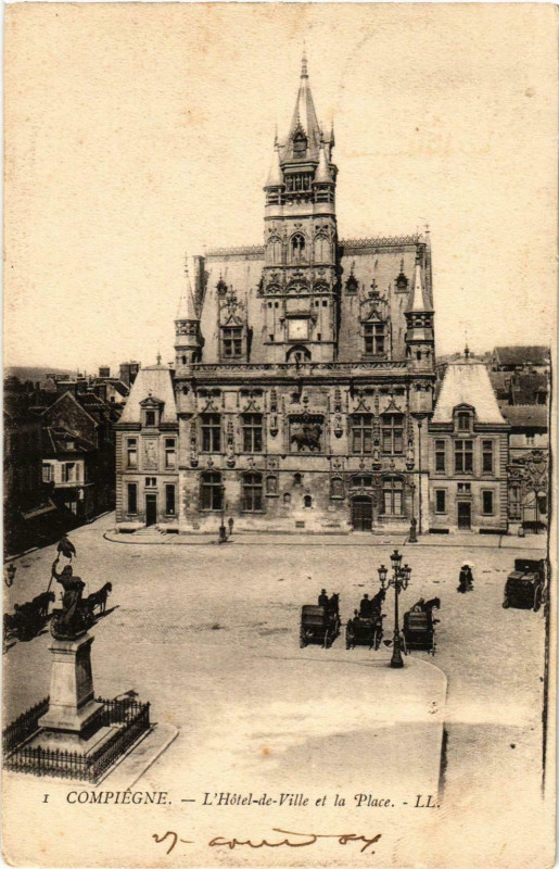 Carte postale ancienne Compiegne- Hotel de Ville et la Place France à Compiègne