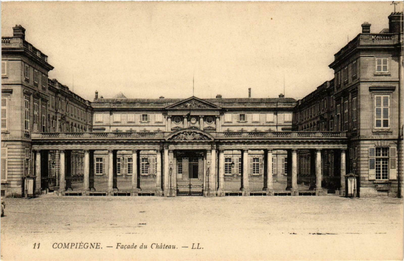 Carte postale ancienne Compiegne- Facade du Chateau France à Compiègne