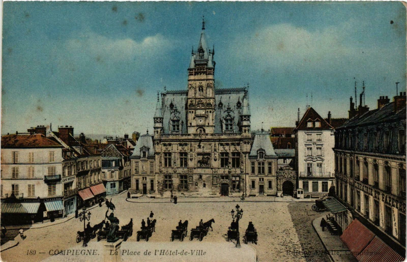 Carte postale ancienne Compiegne- Place de l'Hotel de Ville France à Compiègne
