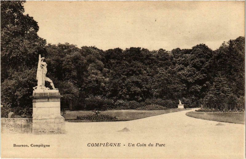 Carte postale ancienne Compiegne- Un Coin du Parc France à Compiègne