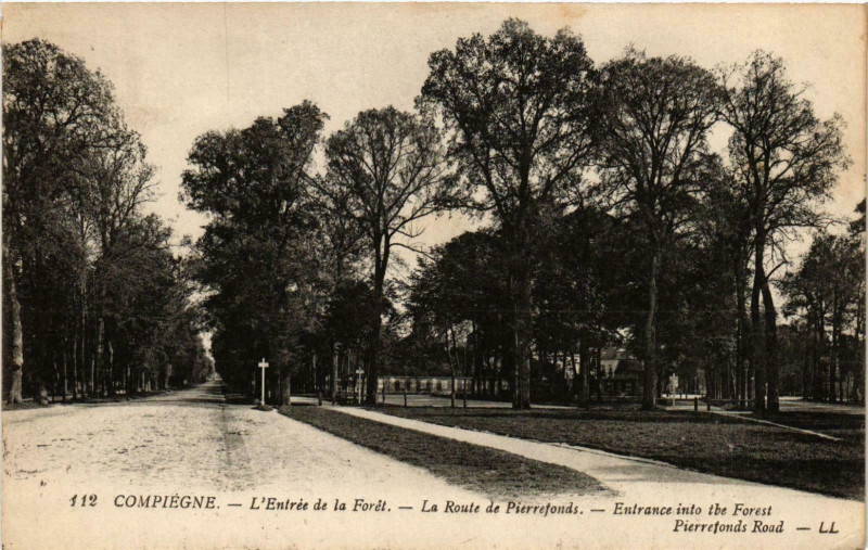 Carte postale ancienne Compiegne- Entree de la Foret,Route de Pierrefonds France à Compiègne