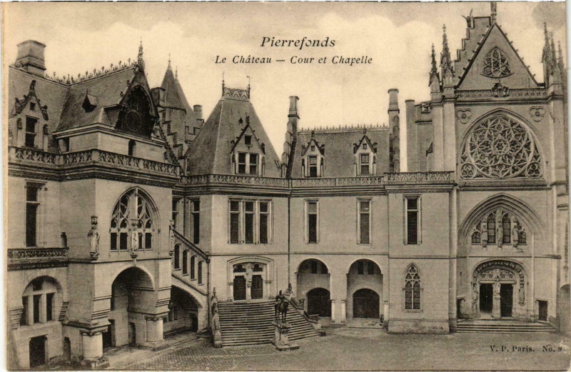 Carte postale ancienne Compiegne- Le Chateau, Cour et Chapelle France à Compiègne